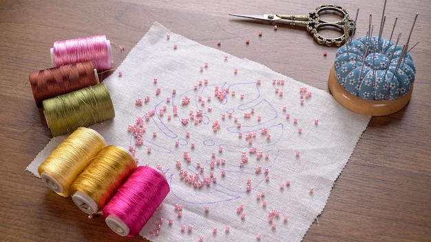 rzędy igieł i nici do haftu